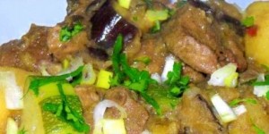 Une assiette de colombo d'agneau au tamarin