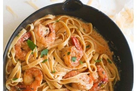 Des fettuccine, crevettes et une sauce tomate crémée