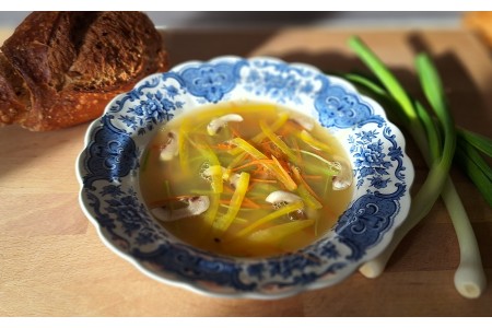 Recette Bouillon de légumes et sa julienne pochée dans l’assiette