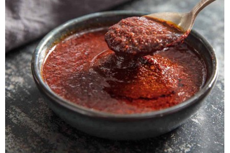 Harissa maison dans un bol