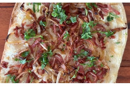 Flammekueche maison et sa garniture de ventrèche