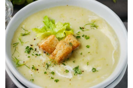 Recette Potage au céleri-rave et bouillon de poulet