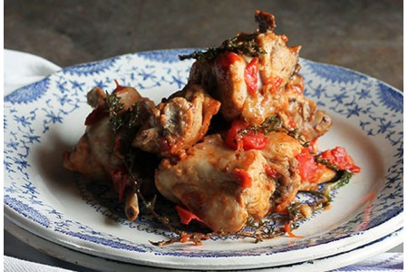 Le lapin aux anchois vin blanc et tomates