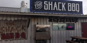Une photo d'une baraque en tole qui sert de la "soul food"