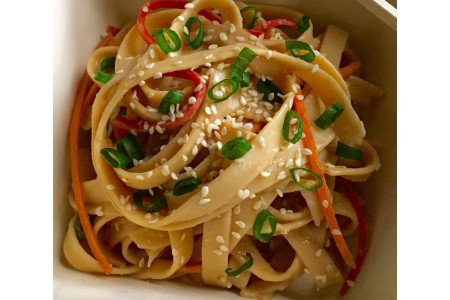 Des fettuccines froides au graines de sesame